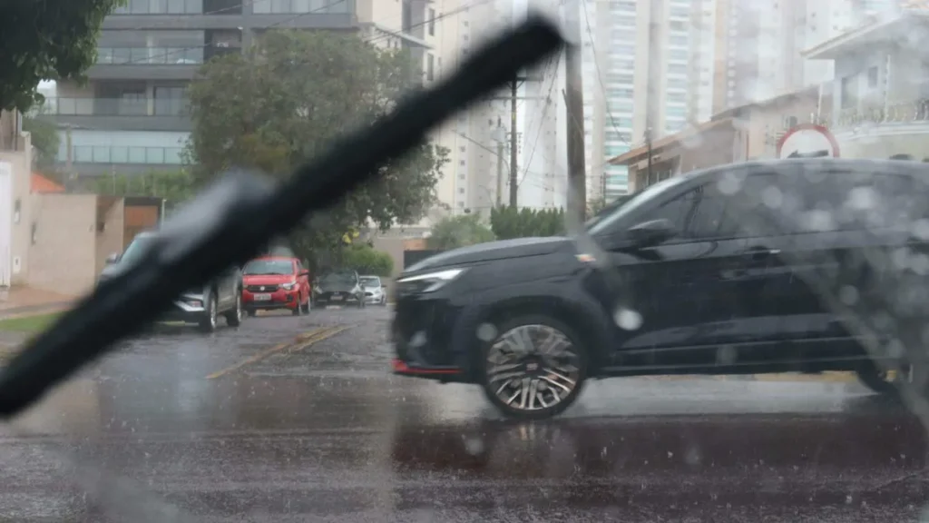 Chuva forte chega a Campo Grande com alerta de perigo potencial
