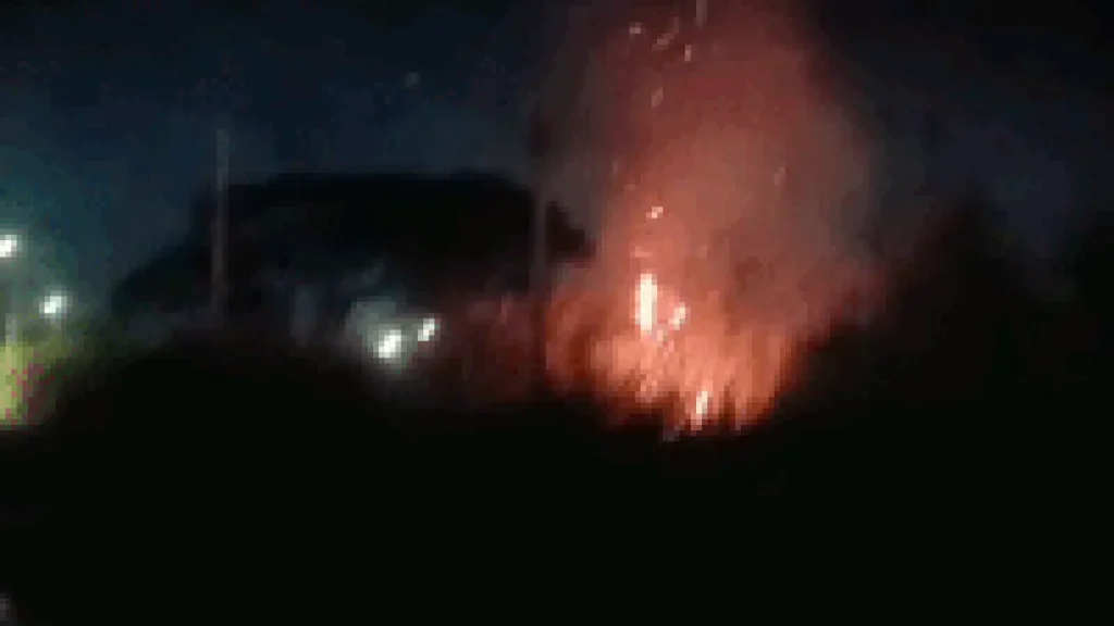 Incêndio em terreno baldio encobre bairro de fumaça em Campo Grande