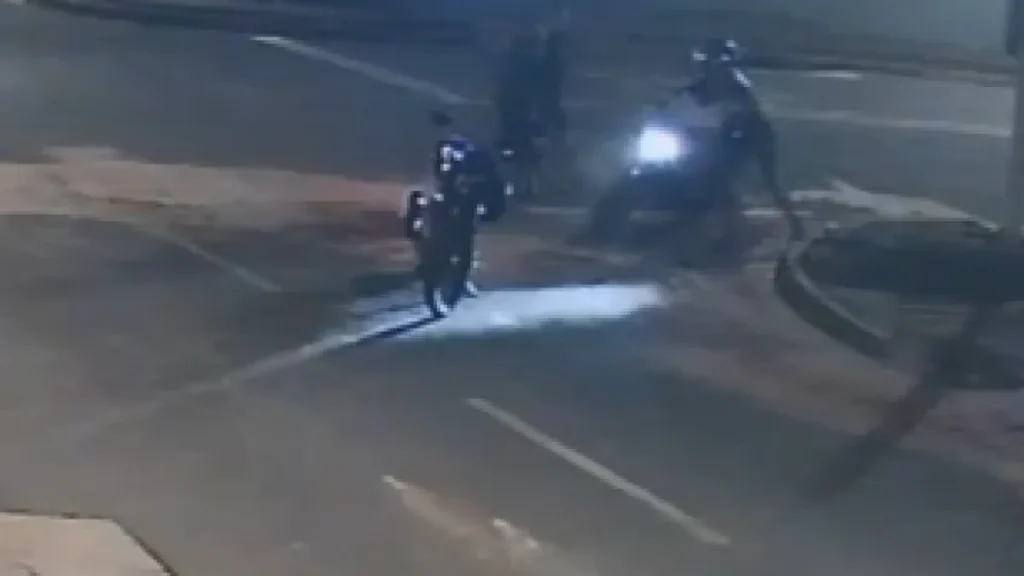 Dupla cerca jovem e furta moto em Campo Grande