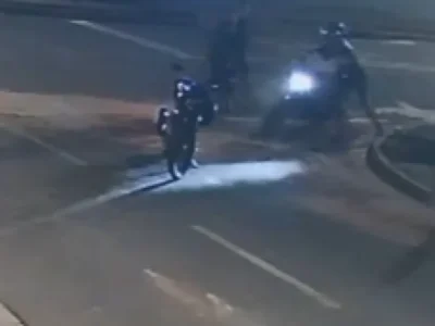 Dupla cerca jovem e furta moto em Campo Grande