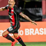 Vitória goleia Athletico-PR por 4 a 0 e avança às quartas