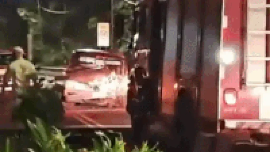 Caminhão tomba após acidente com F-1000 na Av. Heráclito