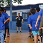 Pais quebram padrão e se tornam presença ativa na rotina dos filhos