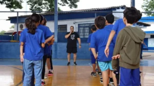 Pais quebram padrão e se tornam presença ativa na rotina dos filhos