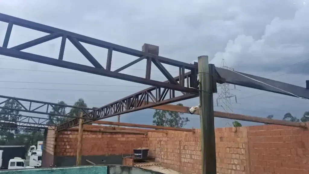 Ventania destrói telhados e deixa ferida em Campo Grande