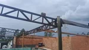 Ventania destrói telhados e deixa ferida em Campo Grande