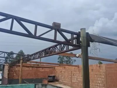 Ventania destrói telhados e deixa ferida em Campo Grande