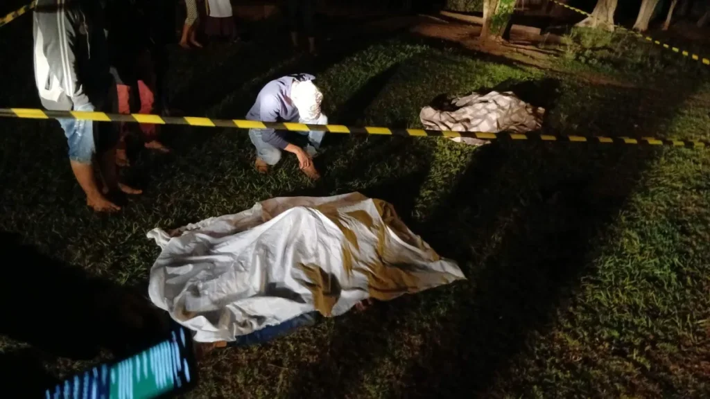 Dupla é morta a facadas em via pública na fronteira