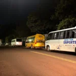 Ônibus de Jogos Escolares travam trânsito no Estoril