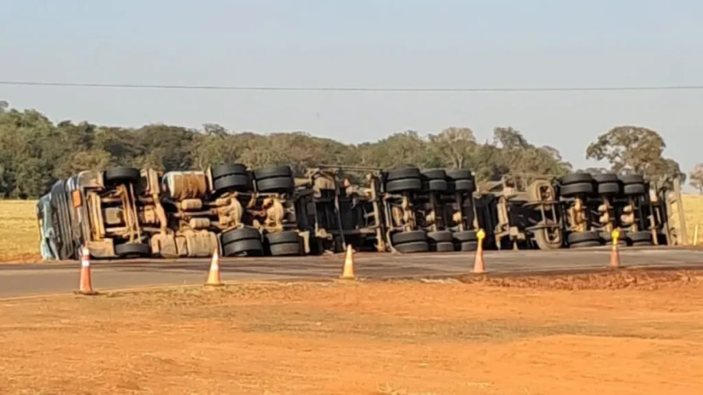 BR-436 bloqueada: vazamento de etanol interdita rodovia até quinta