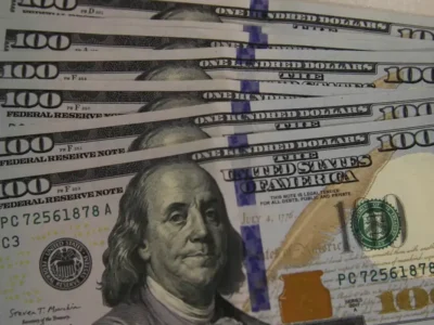 Dólar sobe a R$ 5,19 com saída de estrangeiros; Ibovespa cai